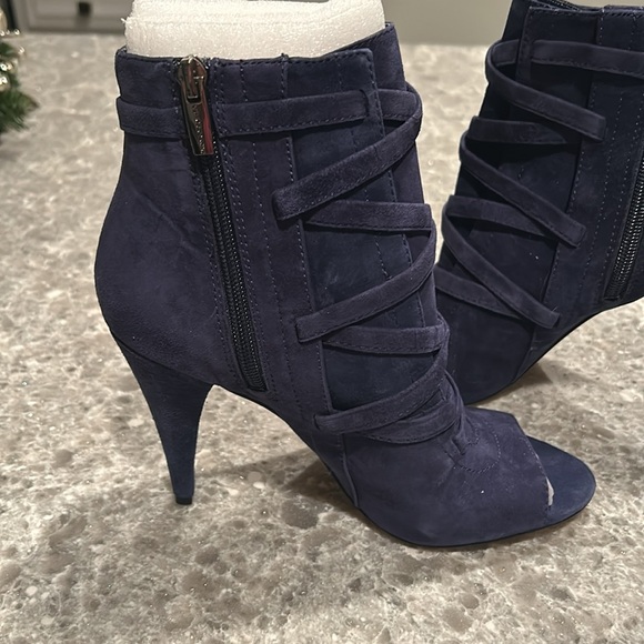 Vince Camuto suede ankle boots with peep toe. - Picture 4 of 4
